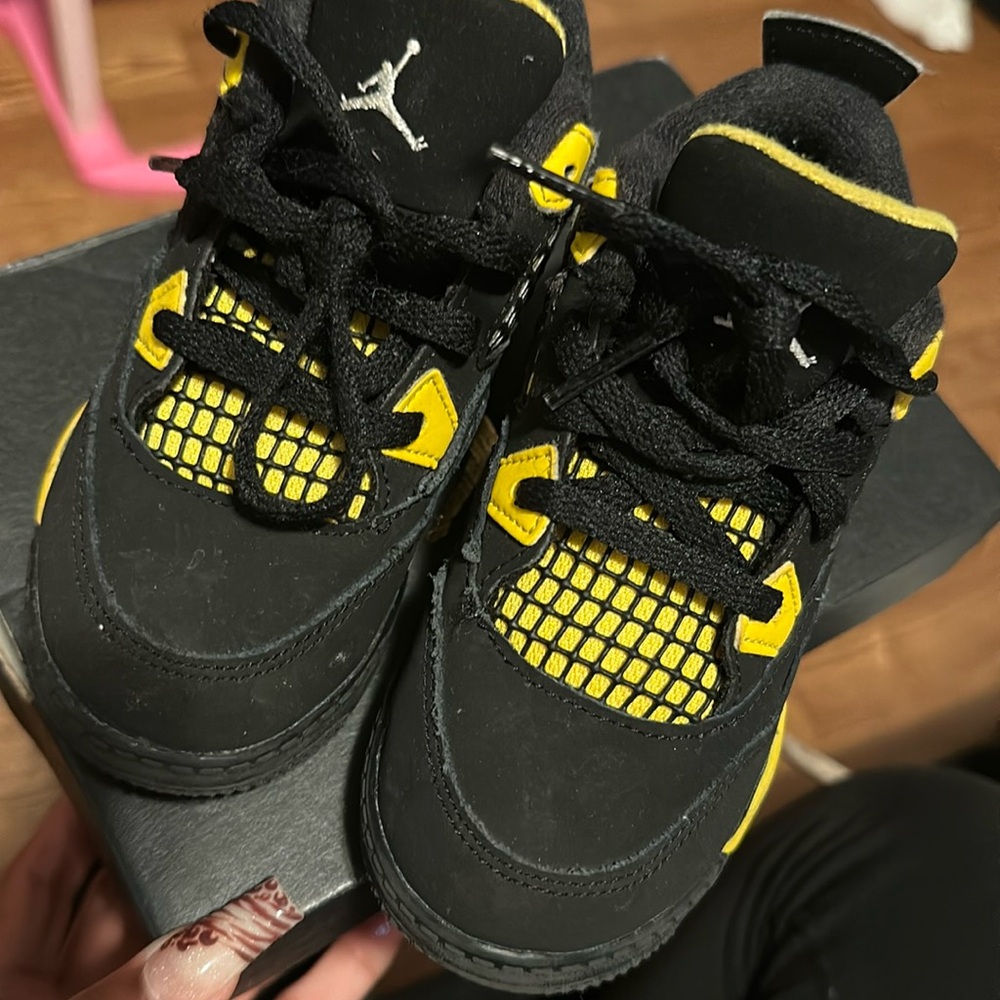 Retro Jordan 4’s black and yellow 9c